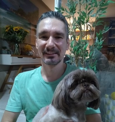 Zoetis veterinarian holding dog